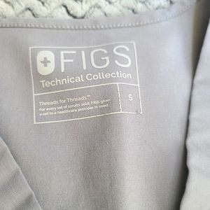 FIGS scrub top double pocket